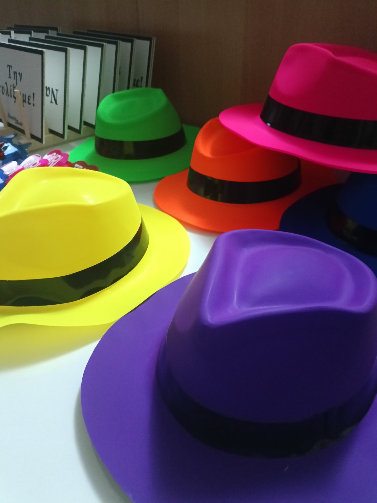 Neon καπέλα και props για photobooth