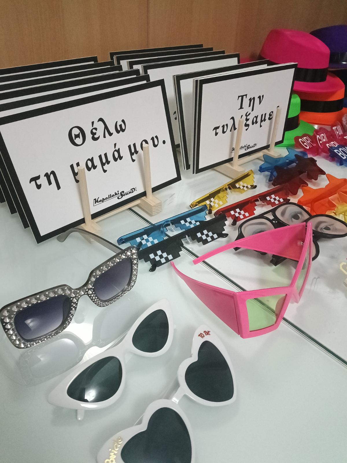 Ελληνικές πινακίδες photobooth με ατάκες