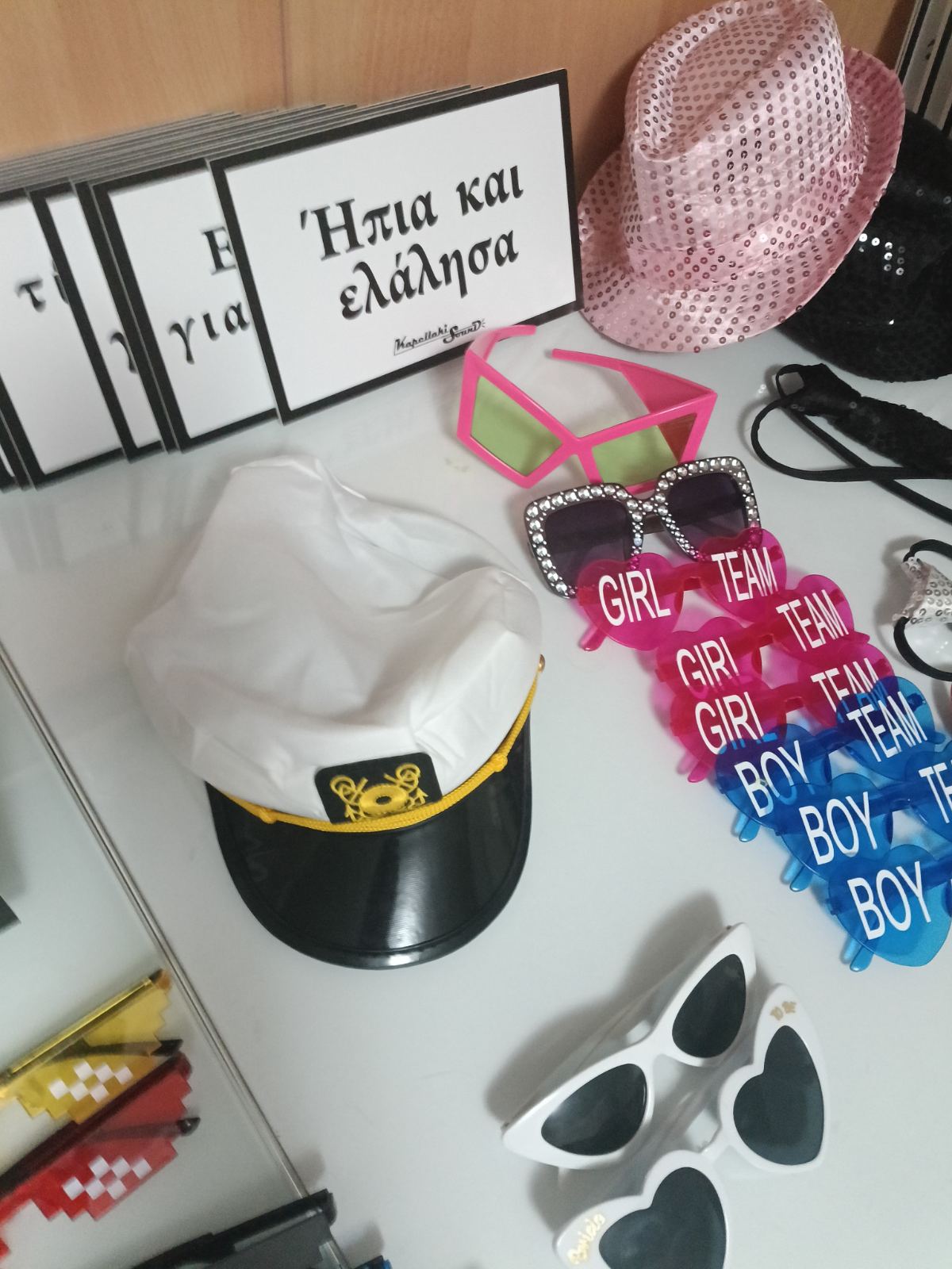 Καπέλα με παγιέτες και γραβάτες photobooth